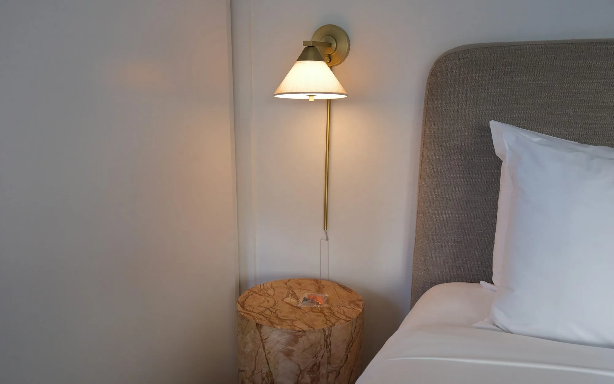 Chambre Le Grenier : applique en laiton et tabouret de bois