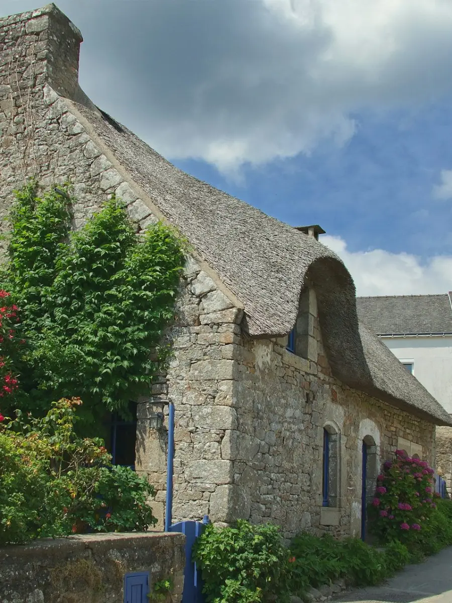 La longère en pierre et ses rosiers