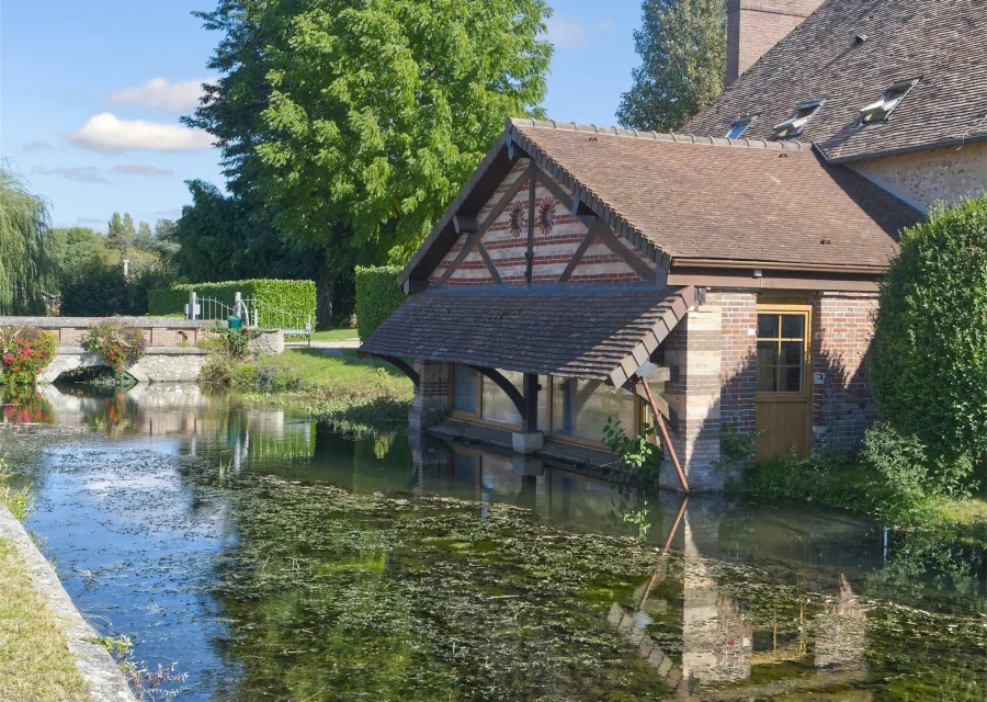 L'ancien moulin au bord de la rivière, reflets calmes