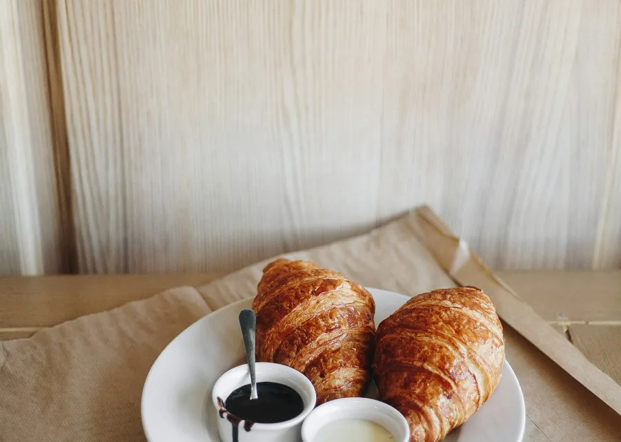 Petit-déjeuner servi au lit, croissants et café