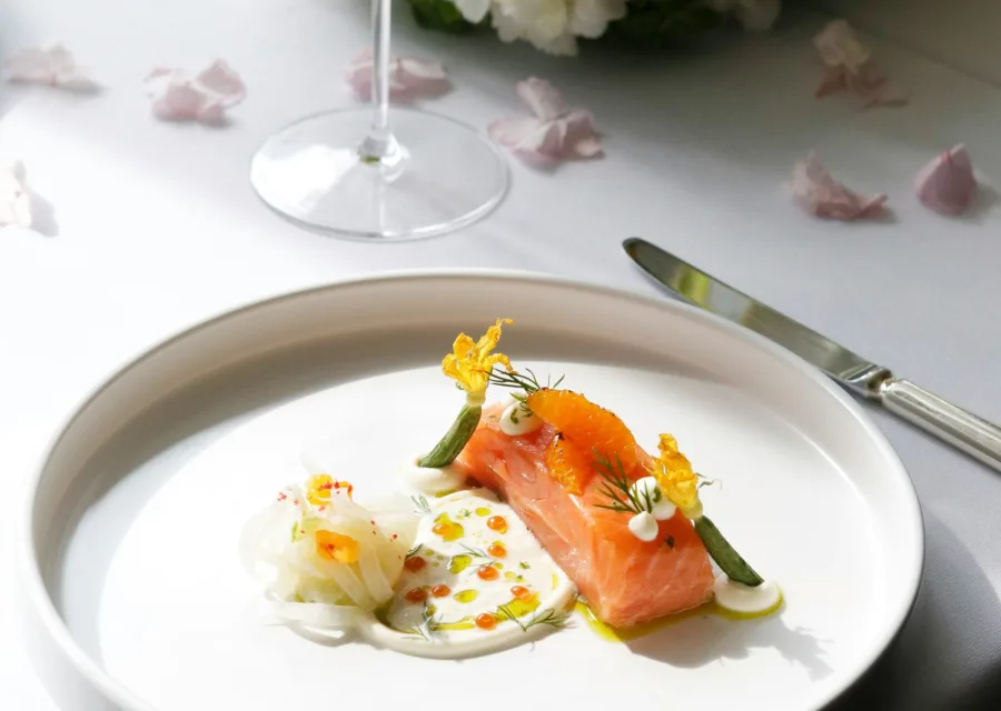 Saumon confit et fleurs comestibles