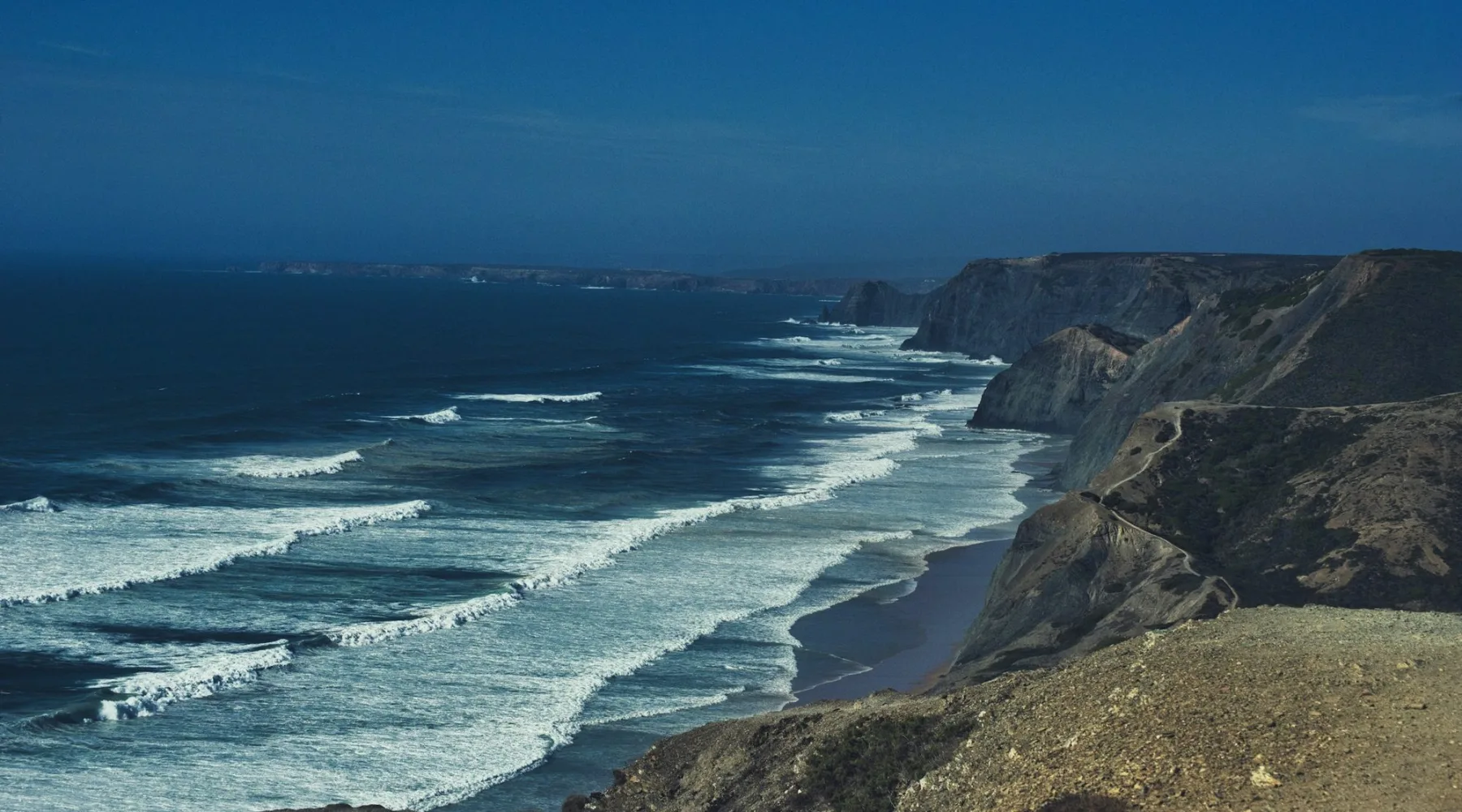 Les vagues sur la côte rocheuse sous un ciel sombre